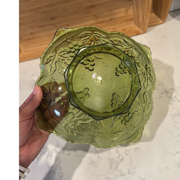 vintage Anchor Hocking green glass serving bowl raised grape leaf pattern - Picture 8 of 10